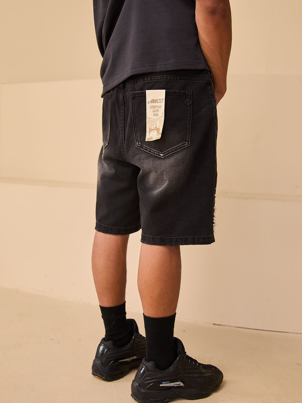 Shorts de mezclilla negros con perlas Akoya