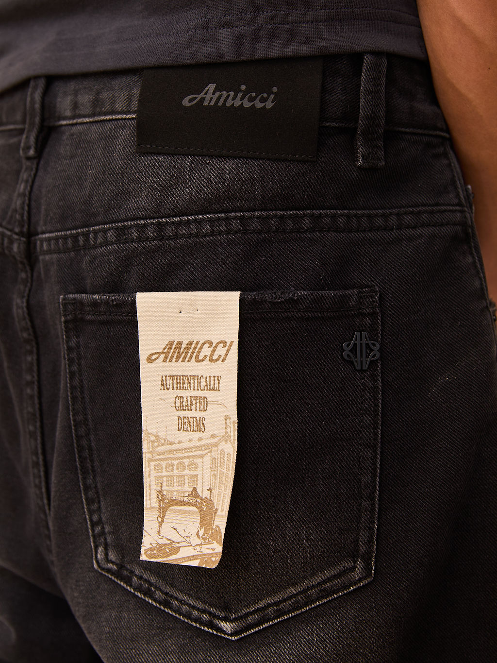 Shorts de mezclilla negros con perlas Akoya