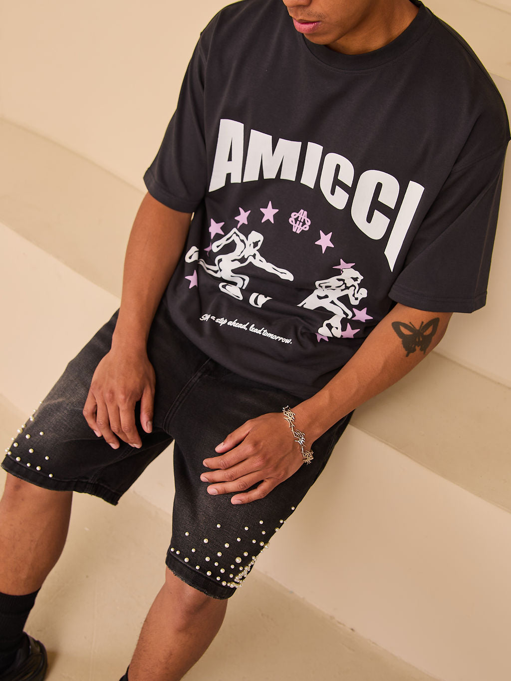 Shorts de mezclilla negros con perlas Akoya