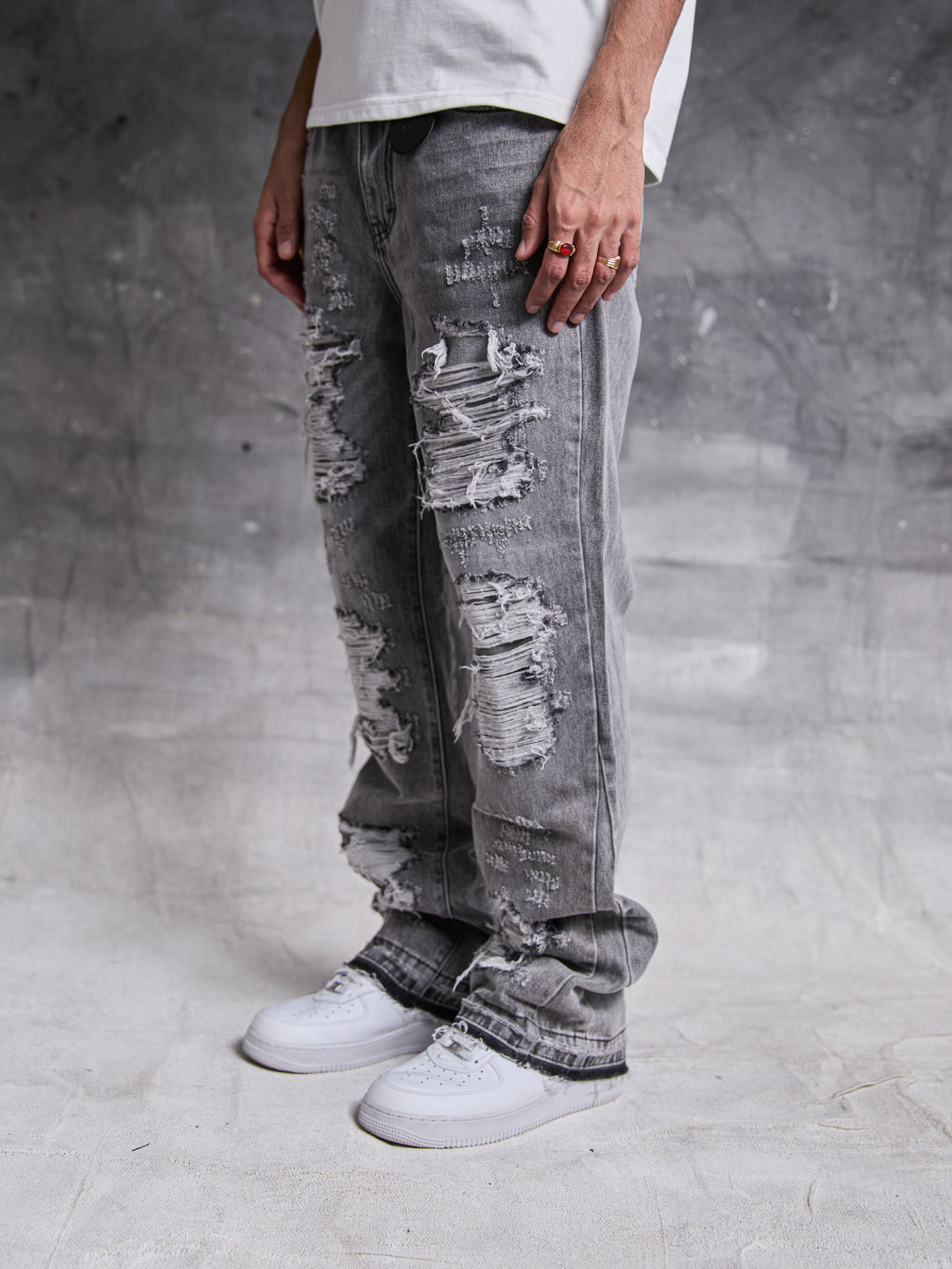Jeans de mezclilla lavados en gris Sarrona
