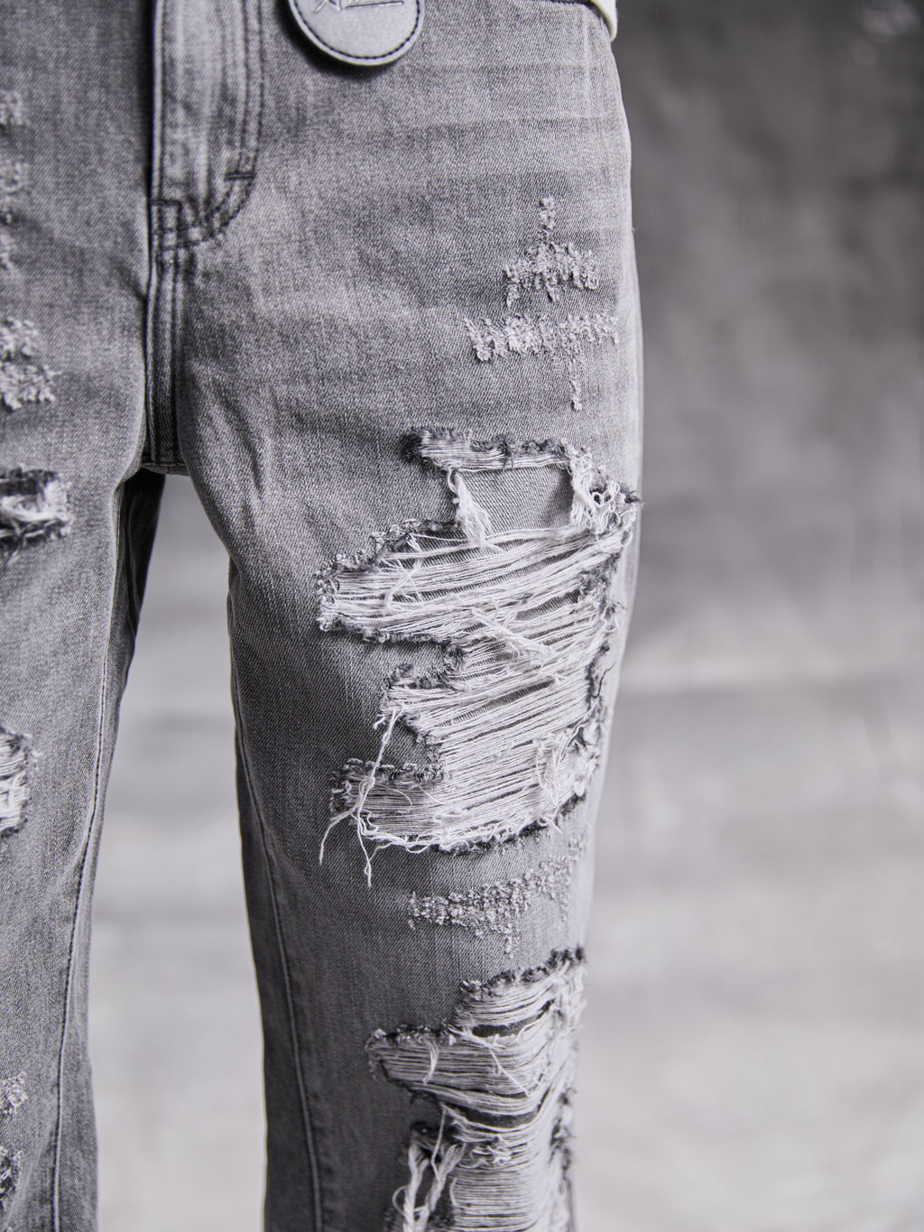 Jeans de mezclilla lavados en gris Sarrona