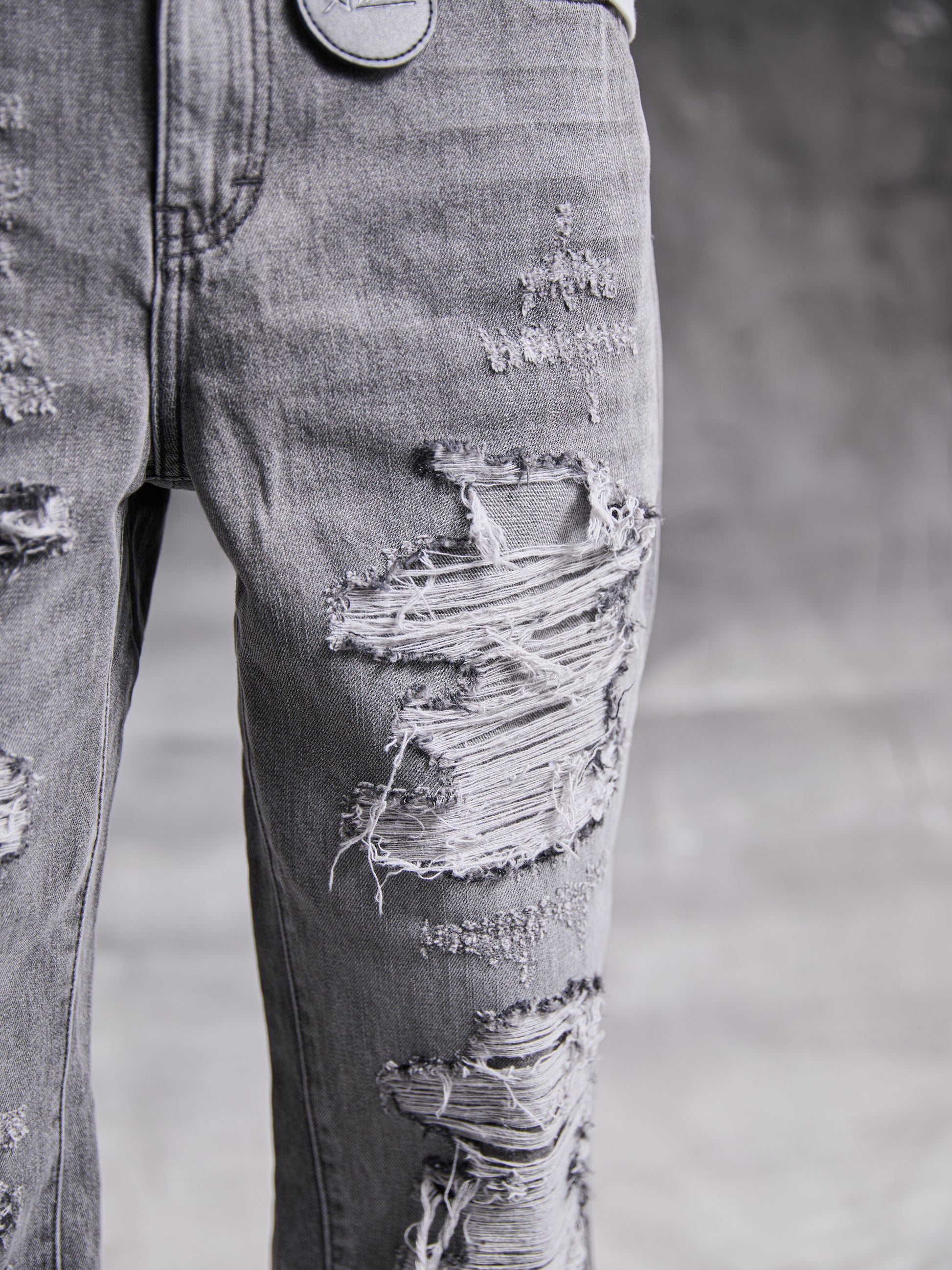 Jeans de mezclilla lavados en gris Sarrona