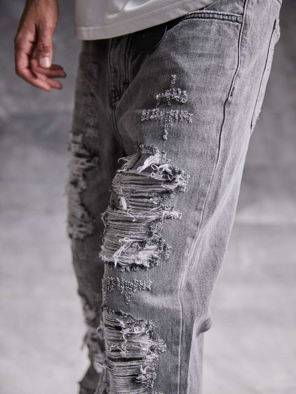 Jeans de mezclilla lavados en gris Sarrona